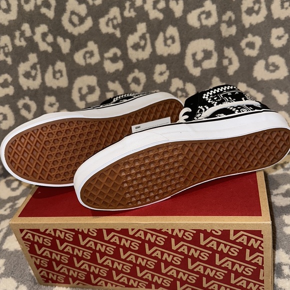 New Sk8-Hi Vans in Peace ☮️ Paisley - Picture 15 of 17